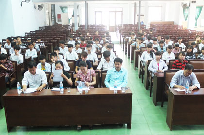 Thày và trò trường PTDT bán trú THCS Tân Long thăm và nghe tư vấn hướng nghiệp tại trường CĐ Kinh tế-tài chính Thái Nguyên